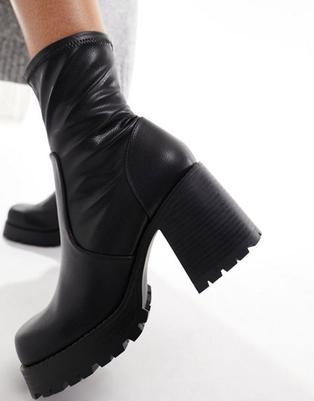 asosにおける￥24でのASOS DESIGN Retreat mid-heeled sock boots in blackのオファー