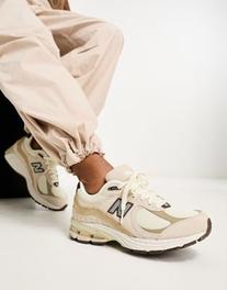 asosにおける￥112でのNew Balance 2002 sneakers in tan - exclusive to ASOS - TANのオファー