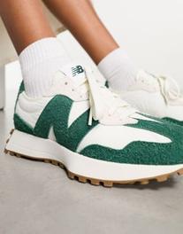 asosにおける￥91でのNew Balance 327 trainers in white and green - exclusive to ASOSのオファー