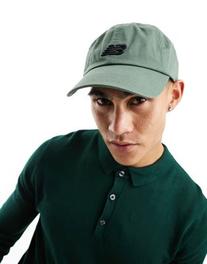 asosにおける￥11.5でのNew Balance cap with embroidered logo in oliveのオファー