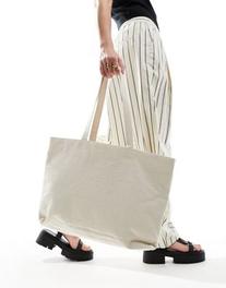 asosにおける￥9.6でのASOS DESIGN laptop compartment canvas tote bag in natural  - NUDEのオファー