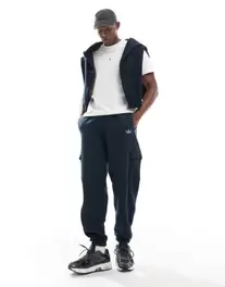 asosにおける￥45でのAdidas Originals basketball cargo trouser in navyのオファー