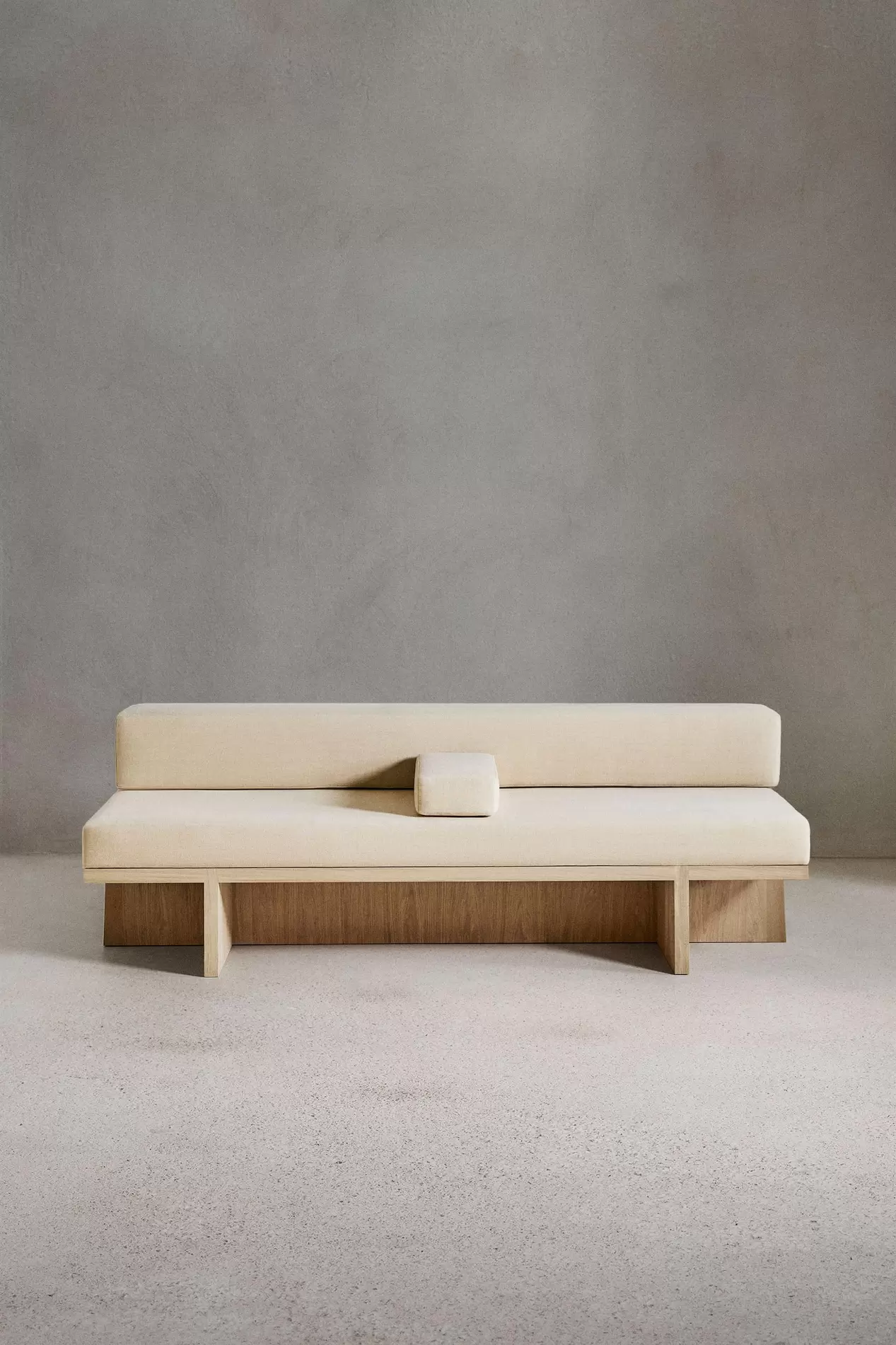 ZARAにおける￥379900でのDAYBED 01のオファー